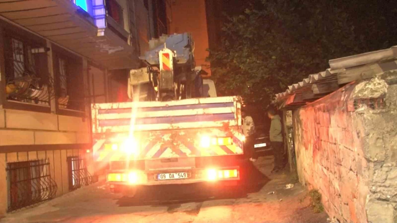 Eyüpsultan'da sokağa dalan vinç dehşet saçtı: Mahalleli sokağa döküldü