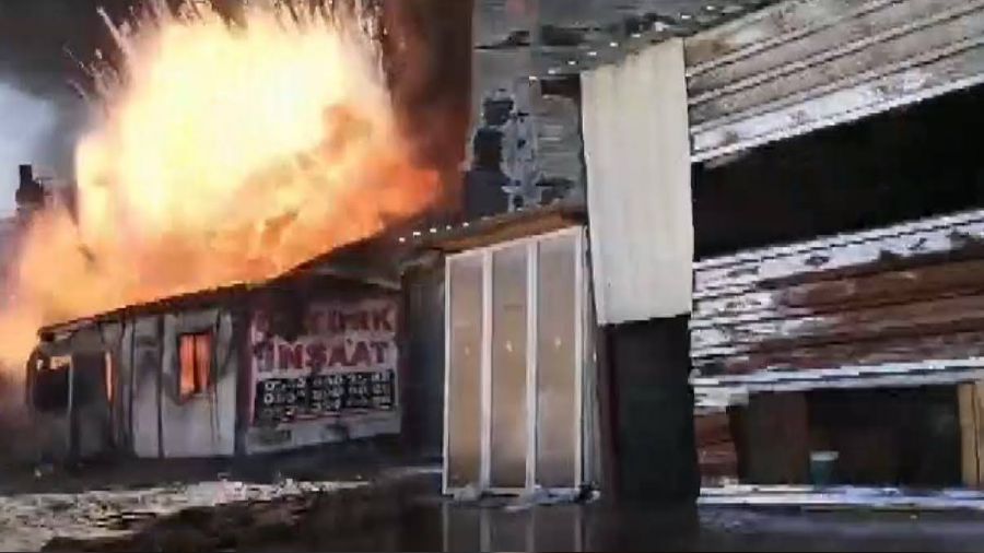 Fabrika yangınında patlama yaşandı