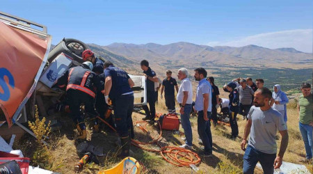 Freni patlayan kamyon arampole devrildi: 2 l