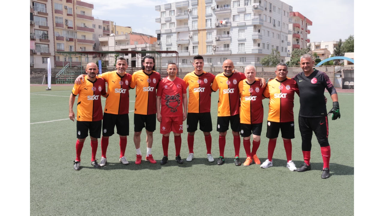 Galatasaraylı eski futbolcular, Şırnak'ın Cizre ilçesinde gençlerle dostluk maçı yaptı