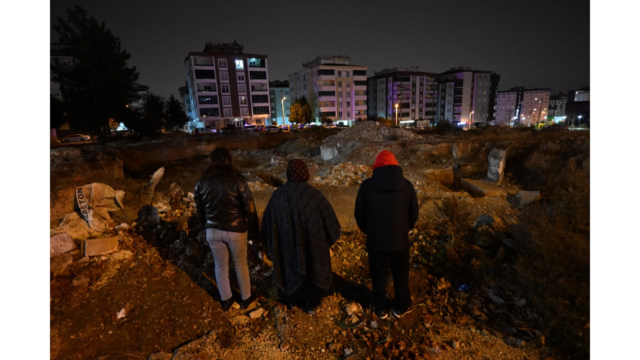 Gaziantep'te 6 ubat depremlerinde hayatn kaybedenler "sessiz yryle" anld