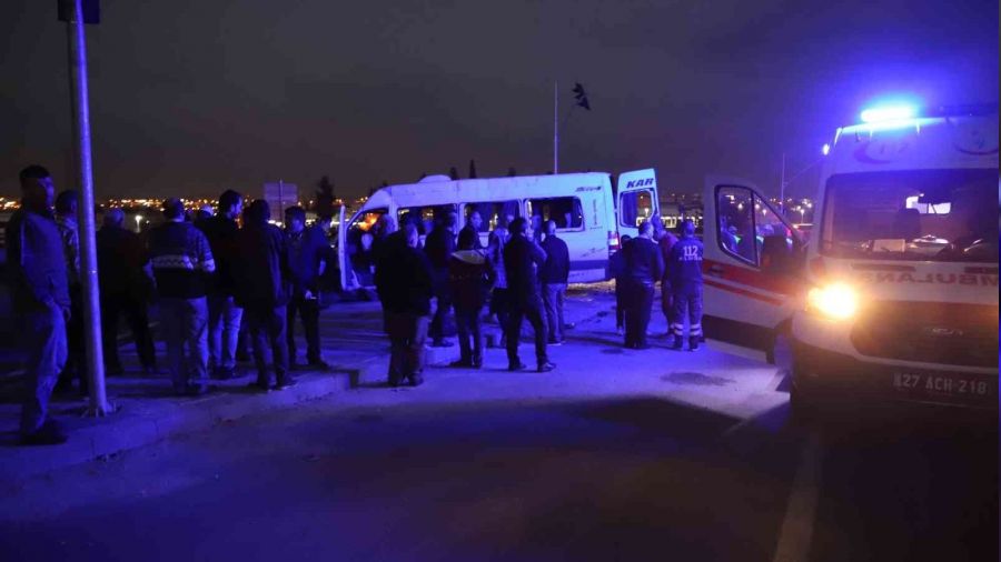 Gaziantep'te işçi servisi ile otomobil çarpıştı