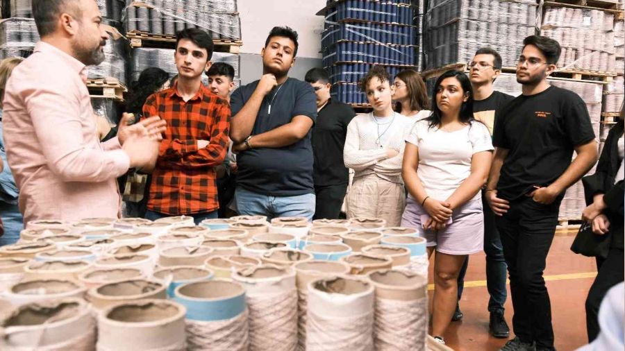 Geleceğin tasarımcıları halı fabrikasını ziyaret etti