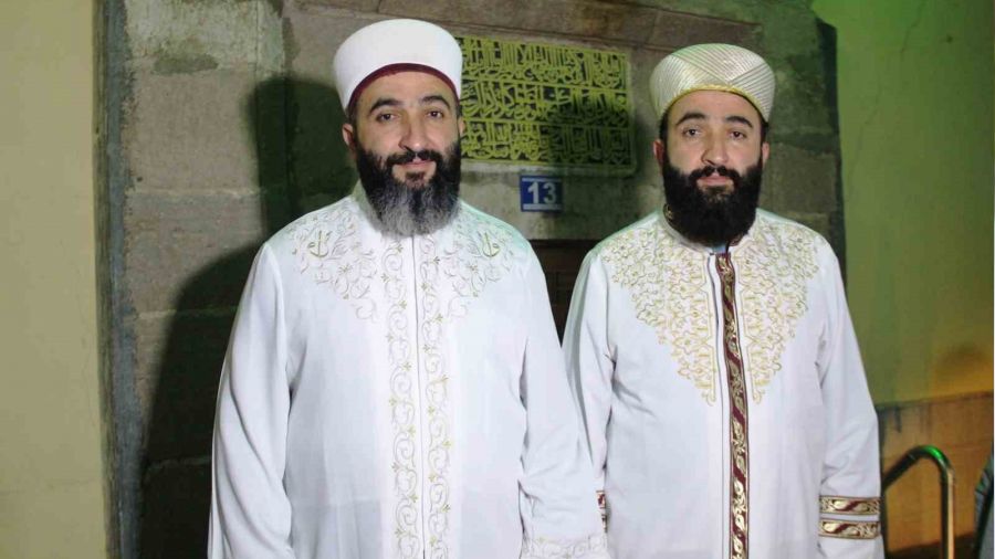 İkiz imamlar son hatimli teravih namazını kıldırdı