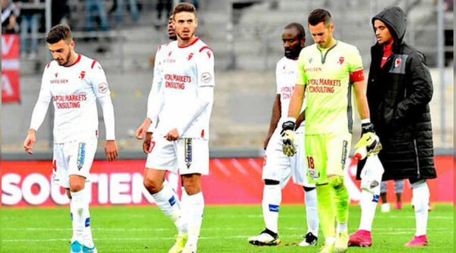 İndireme gitmeyen futbolcuları kovdu