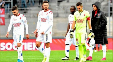 İndireme gitmeyen futbolcuları kovdu