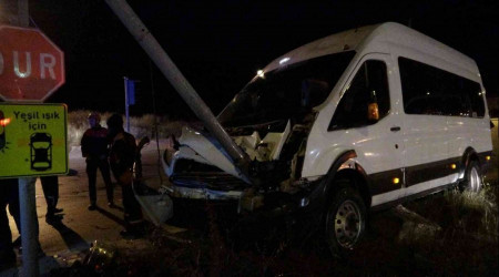 İşçi servisi sinyalizasyon direğine çarptı