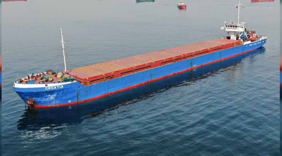 İstanbul Boğazı'nda arızalanan gemi Ahırkapı'ya çekildi