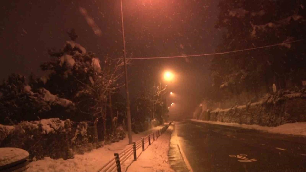 stanbul'da gece saatlerinde kar ya etkili oldu