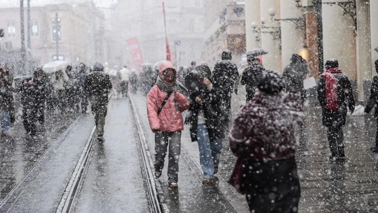 stanbul'da pazartesi okullar aklyor