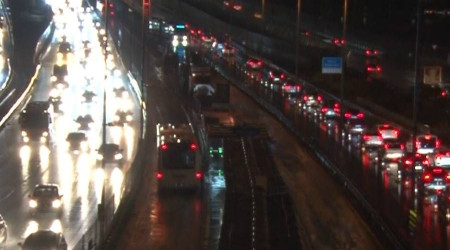 İstanbul'da sağanak: Trafik yoğunluğu yüzde 80'i buldu!