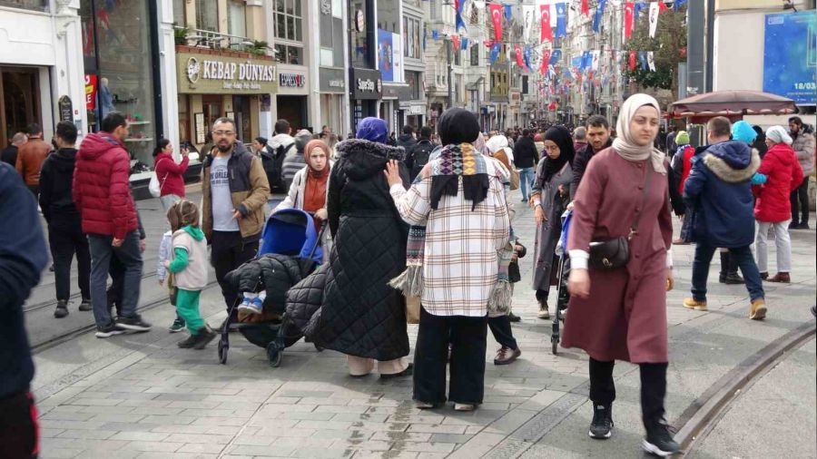 stiklal Caddesi'nde hafta sonu younluu