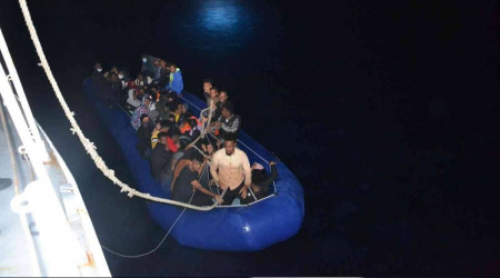 İzmir açıklarında 83 düzensiz göçmen yakalandı