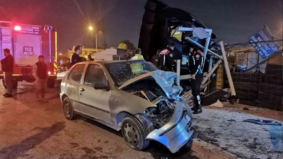 İzmir'de tır otobüs durağına daldı: 3'ü ağır 5 yaralı
