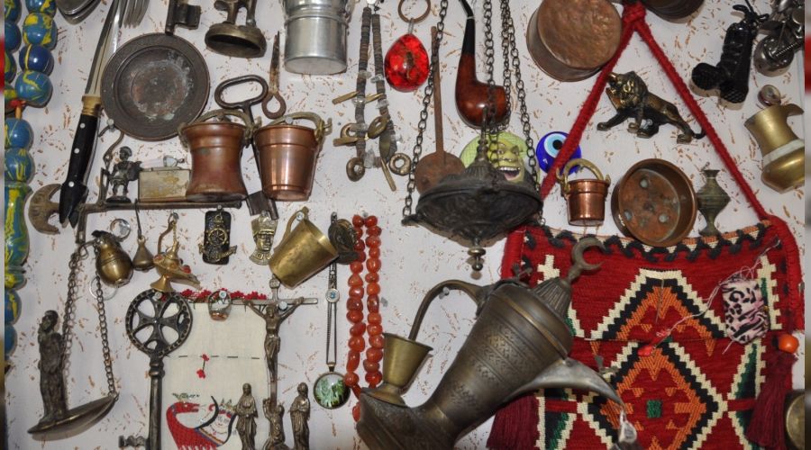 Kapıcı, antika eşyalarla evini müzeye çevirdi