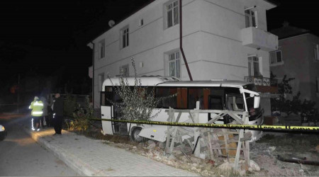 Karaman'da kamyonet ile midibs arpt: 12 yaral