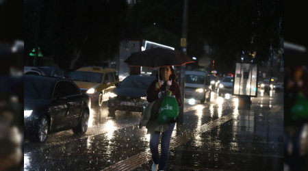 Kars ve Ardahan'da dolu ile saanak etkili oldu