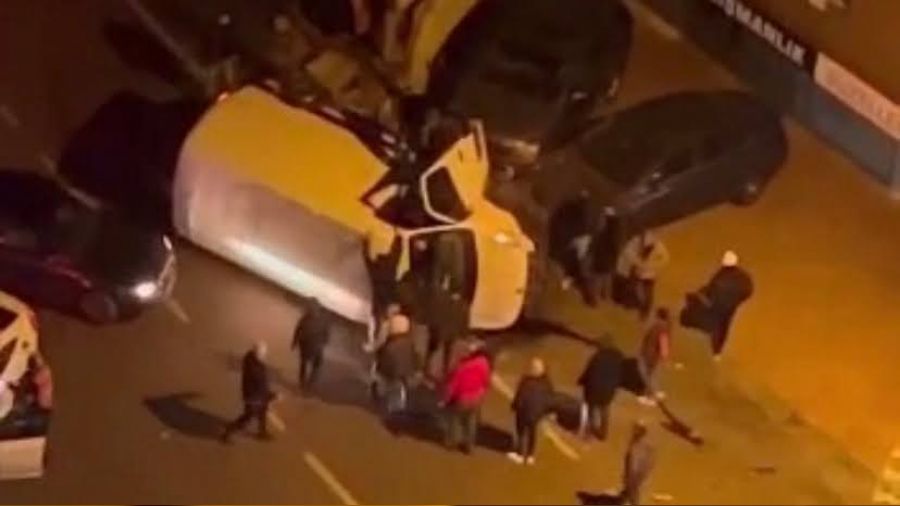 Kartal'da otomobil ile panelvan çarpıştı