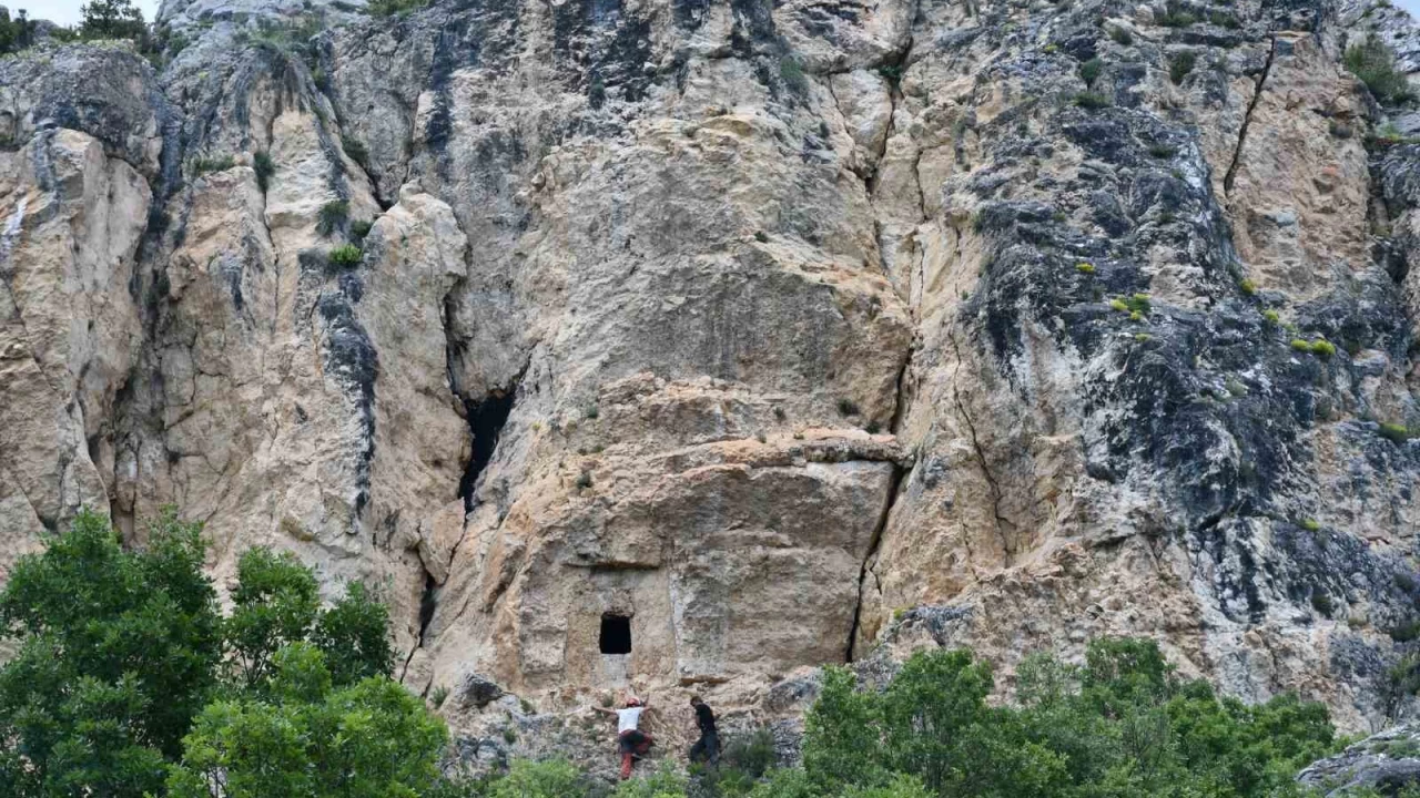 Kayadan bal akıyor, köylüler bakıyor