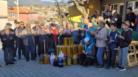Kendi ürettikleri zeytinyağlarını depremzedelere gönderdiler