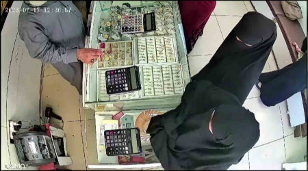 Kılık değiştirerek kuyumcu soydular