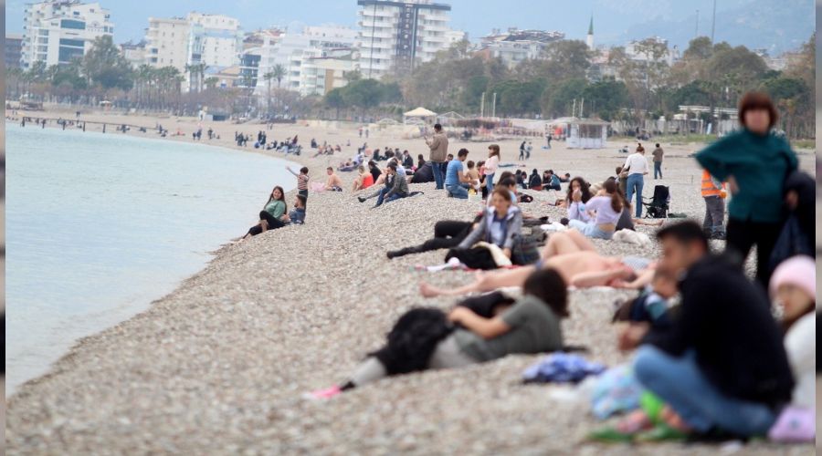 Kırmızı Antalya'da sahil yoğunluğu