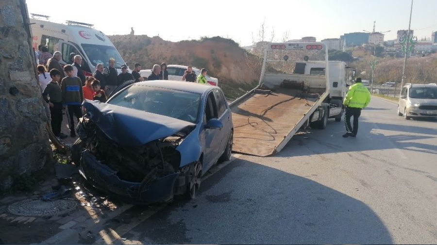 Kocaeli'de otomobil istinat duvarına çarptı