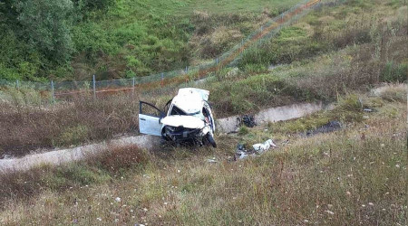 Kocaeli'nde araç şarampole yuvarlandı: 2 ölü, 2 yaralı