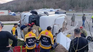 Kontrolden çıkan beton tankeri devrildi