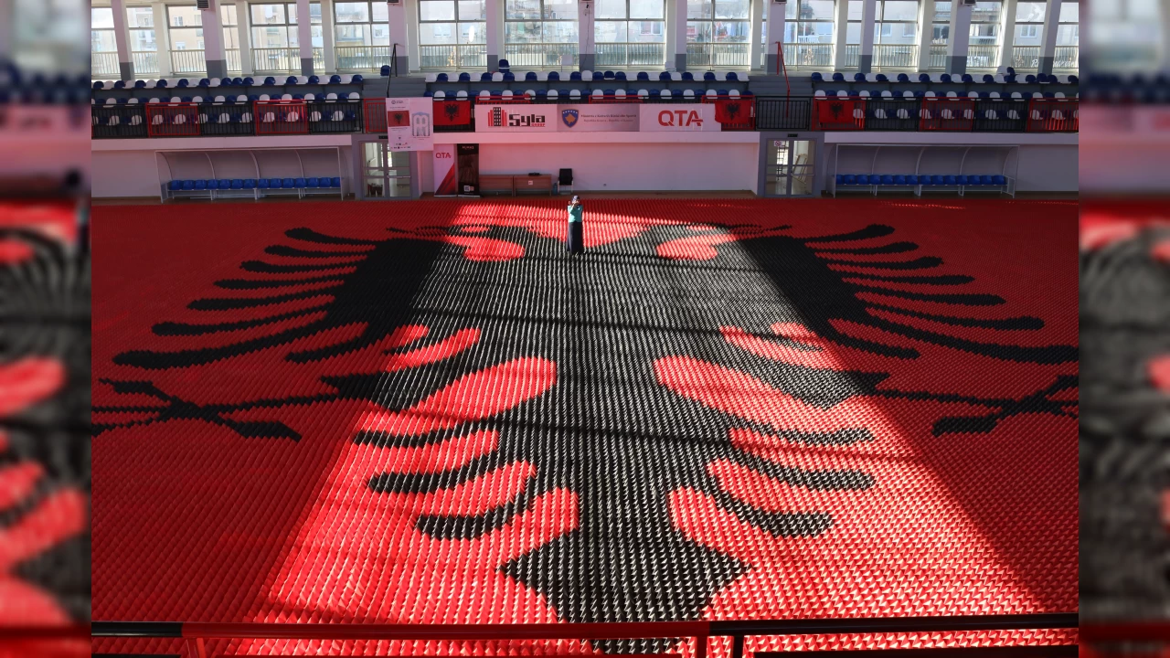 Kosovalı öğretmenin origami ile yaptığı 1300 metrekarelik Arnavutluk bayrağı