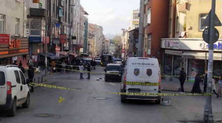 Küçükçekmece'de kız kaçırma kavgası kamerada: 3 yaralı