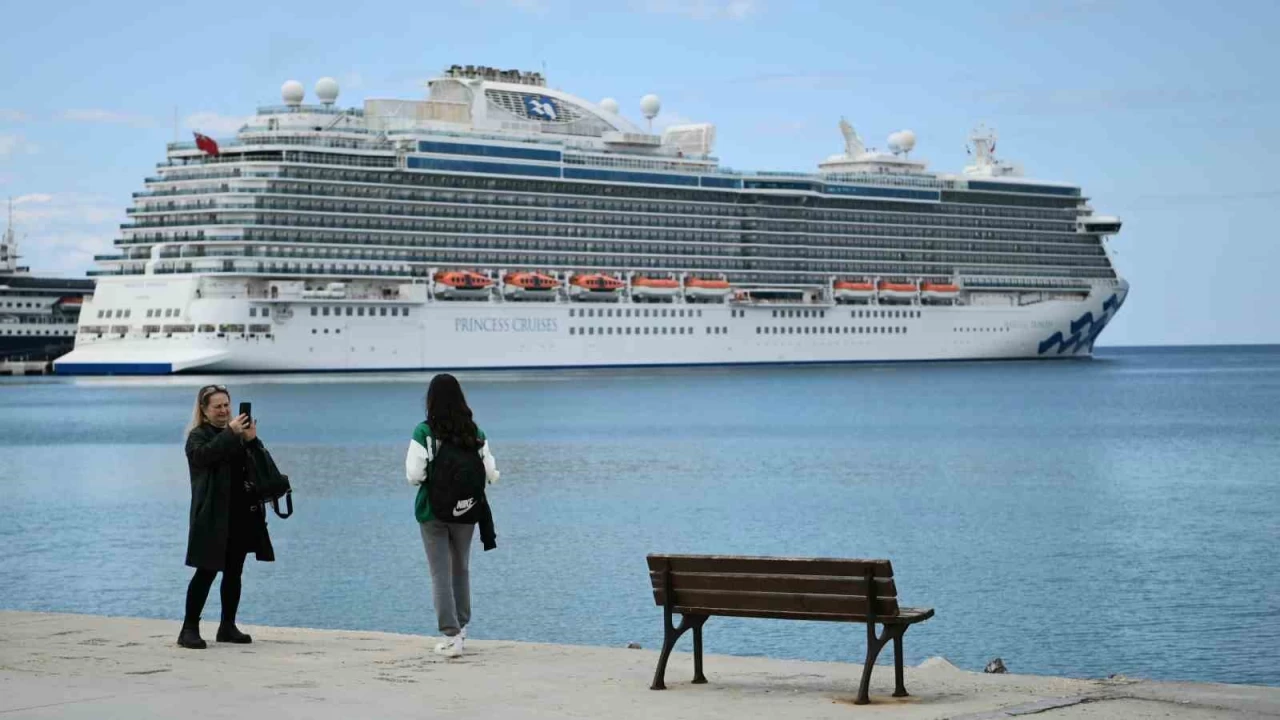 Kuşadası'na ilk seferini yapan kruvaziyer 3 bin 560 turist getirdi