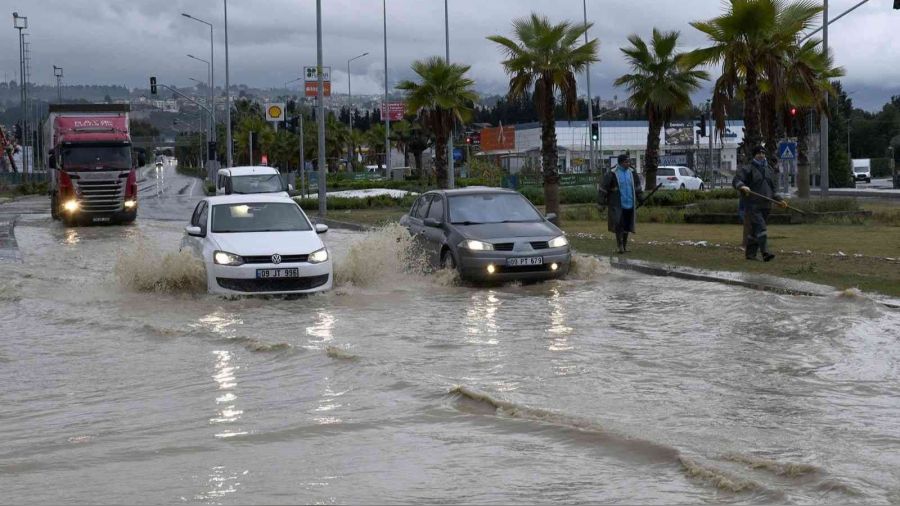 Kuşadası'nda sağanak, çevre yolunu kilitledi