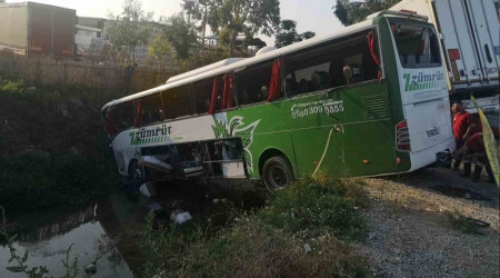 Mersin'de yolcu otobüsü kamyona çarptı: 1 ölü, 28 yaralı