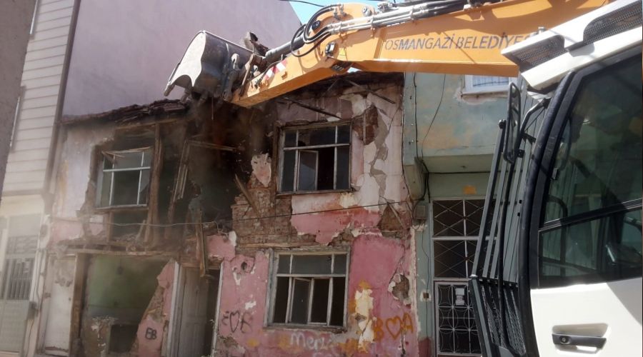 Metrûk binaların yıkımı sürüyor