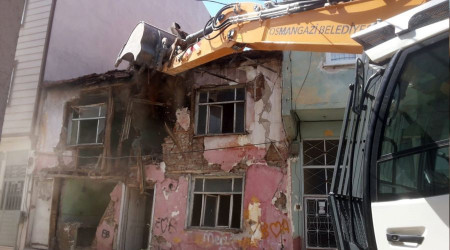 Metrûk binaların yıkımı sürüyor