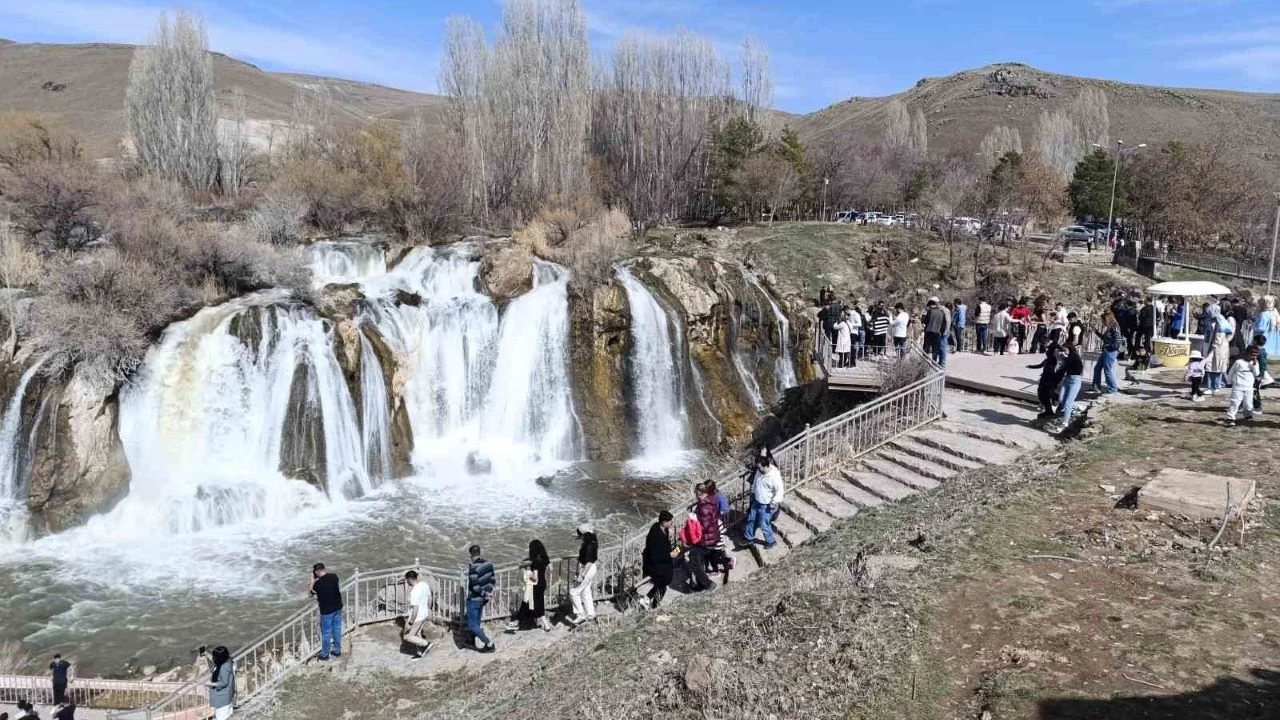 Muradiye Şelalesi ziyaretçilerin akınına uğradı
