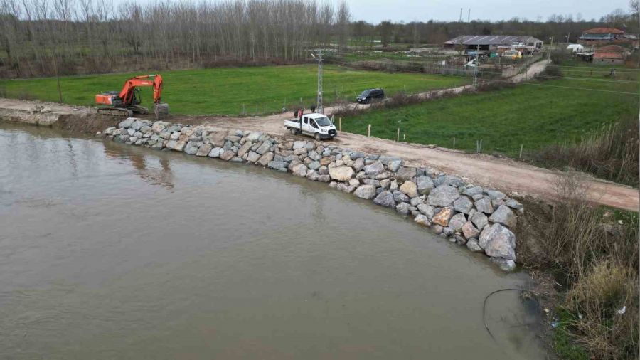 Nehirin yuttuğu yola taş dolgulu çözüm