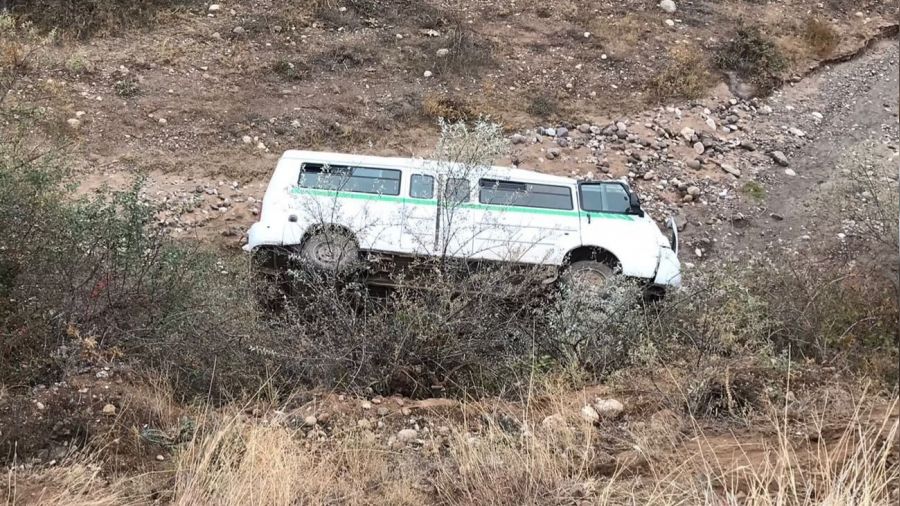 Öğrenci servisi dere yatağına devrildi