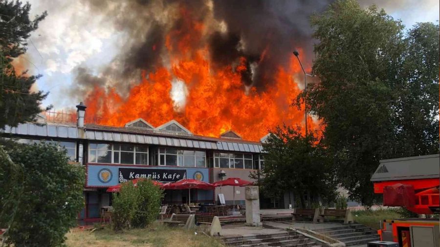Öğrenci yemekhanesindeki yangında alevler gökyüzünü sardı