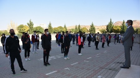 Öğrencilerin ateşleri ölçülüp, HES kodları kontrol edildi