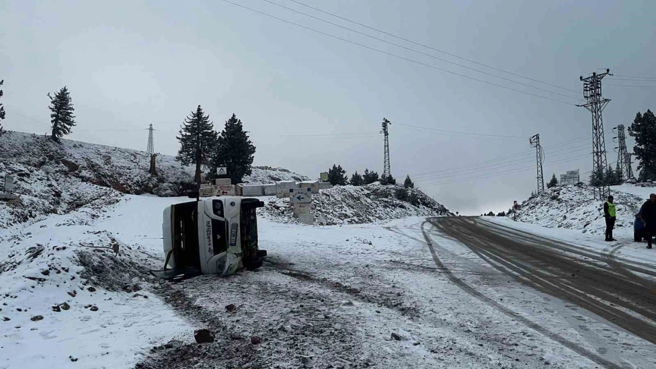 Okul servisi karl yolda devrildi