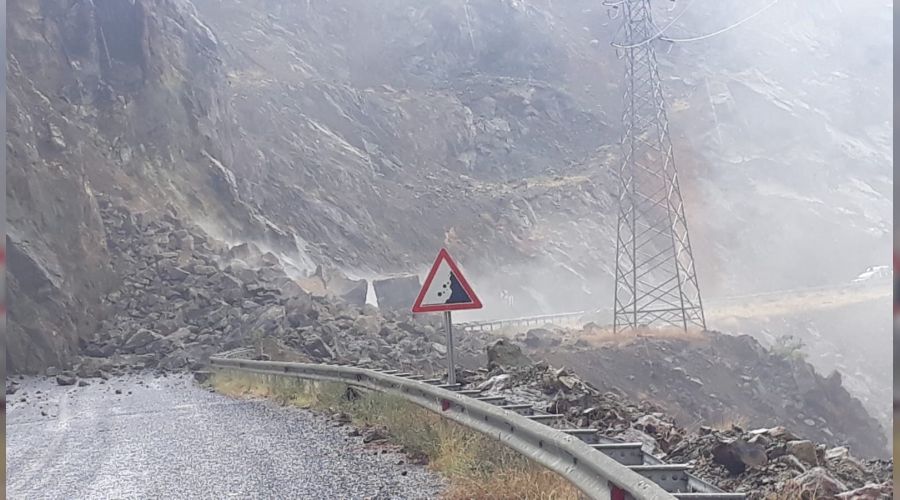 Oltu Artvin yolu heyelan sonucu kapand