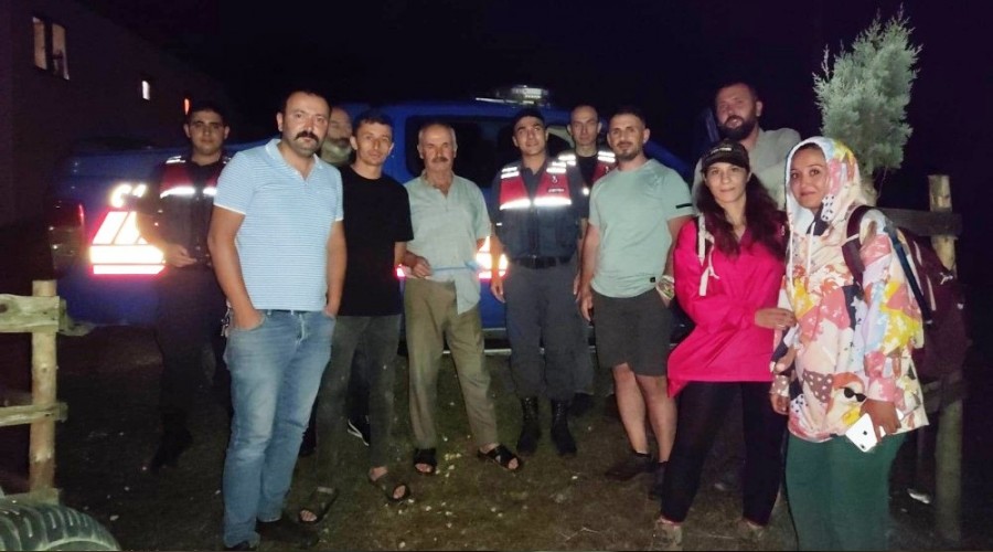 Ormanlık alanda kaybolan iki kadını Off-Road ekibi buldu
