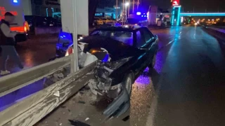 Otomobil bariyere çaptı: 1'i ağır 2 yaralı