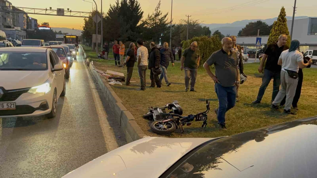 Otomobil ile elektrikli bisiklet arpt: 1'i ocuk 2 yaral