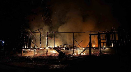 Sakarya'da kundaklama iddiası: İki ev ve iki depo yandı