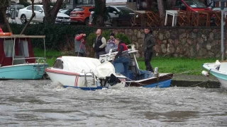 Sarıçay'da balıkçılar tekneleri batmasın diye bekliyor