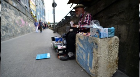 Seyyar satıcı maskesi 900 TL'lik cezadan kurtarıyor