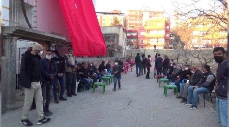 Siirtli şehidin evine dev Türk bayrağı asıldı